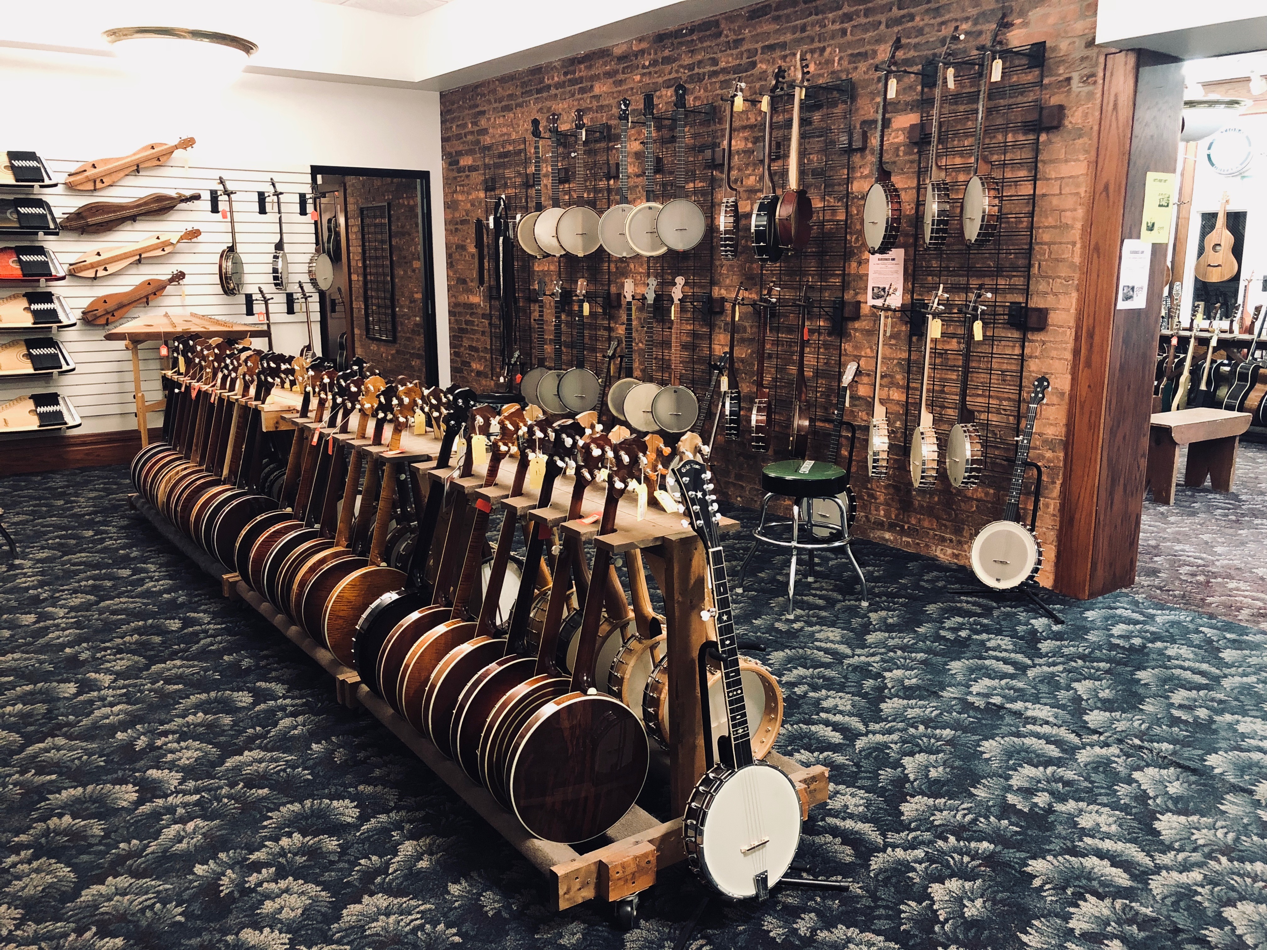 elderly instruments banjo room